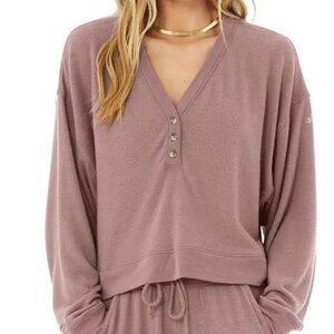 ALO Yoga Alolux Soho Cropped Henley in Woodrose